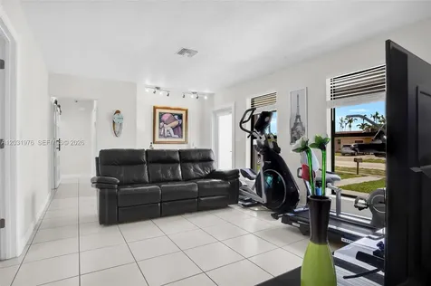 855 W 70th Place Hialeah FL 33014