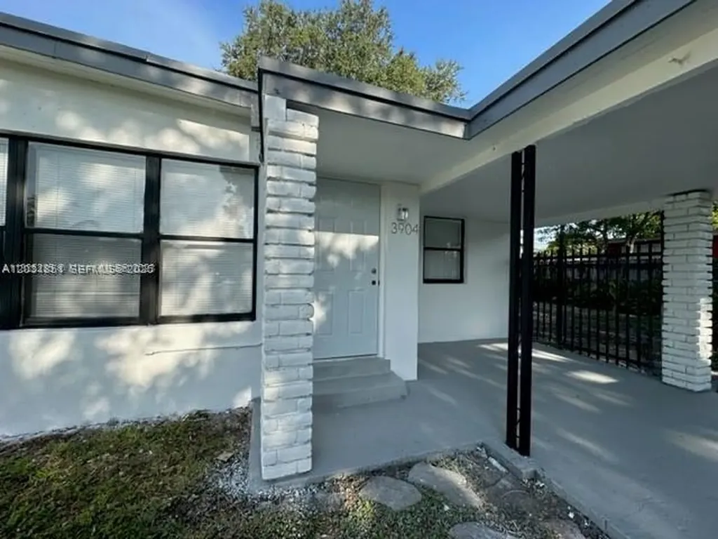 3904 SW 58th Avenue West Park FL 33023