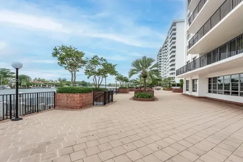 5660 Collins Avenue Miami Beach FL 33140