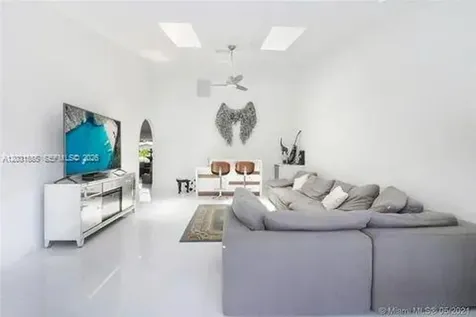270 SE 7th Street Dania Beach FL 33004