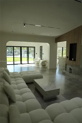7850 Hawthorne Avenue Miami Beach FL 33141
