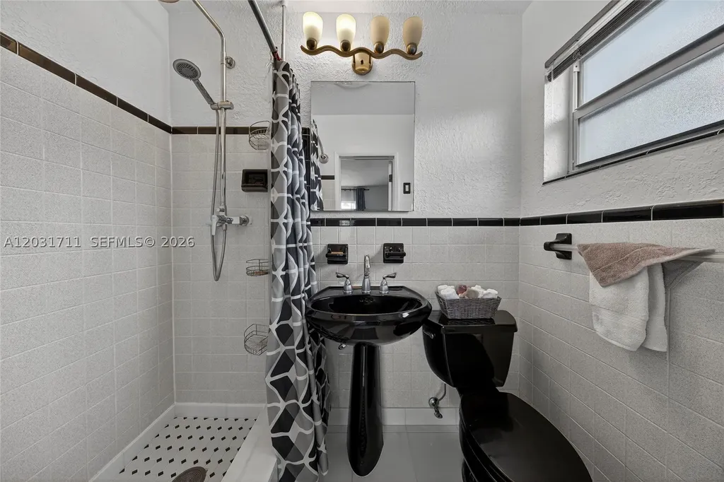 380 SE 1st Terrace Pompano Beach FL 33060