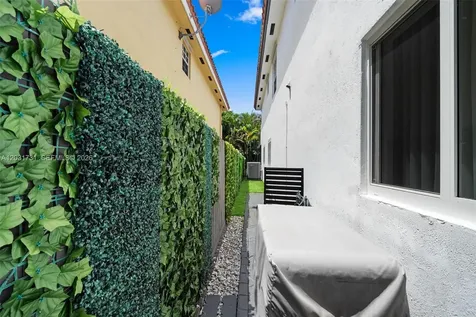 2752 SW 11th Street Miami FL 33135