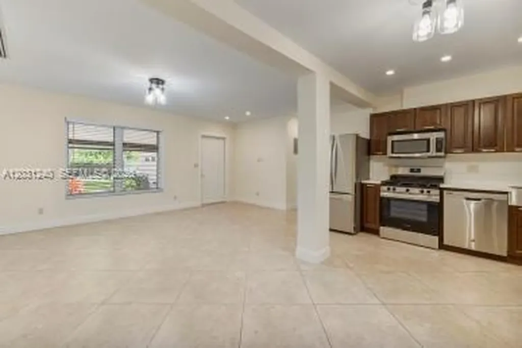 2016 NE 14th Court Fort Lauderdale FL 33304