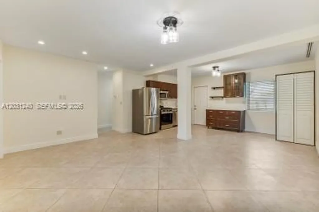 2016 NE 14th Court Fort Lauderdale FL 33304