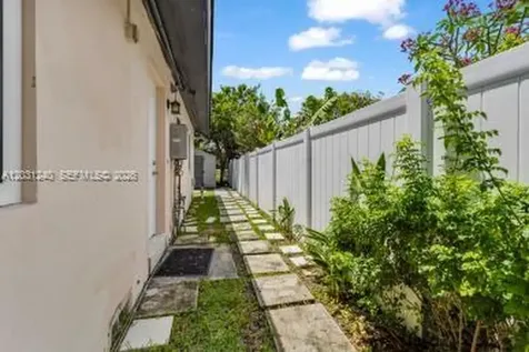 2016 NE 14th Court Fort Lauderdale FL 33304