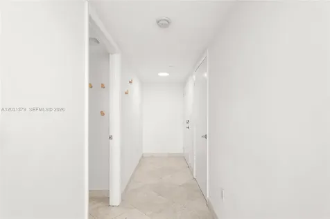 7600 Collins Avenue Miami Beach FL 33141