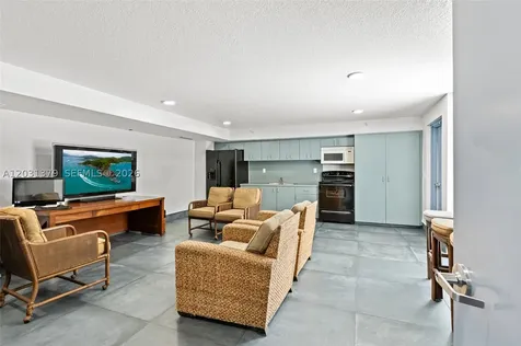 7600 Collins Avenue Miami Beach FL 33141