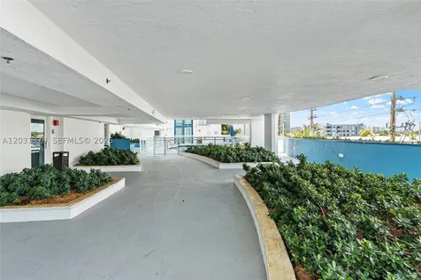 7600 Collins Avenue Miami Beach FL 33141