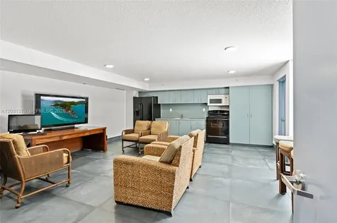 7600 Collins Avenue Miami Beach FL 33141