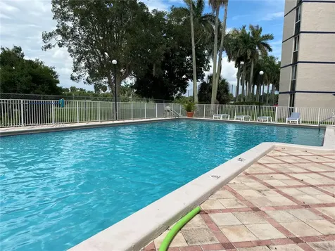 7075 NW 186th Street Hialeah FL 33015