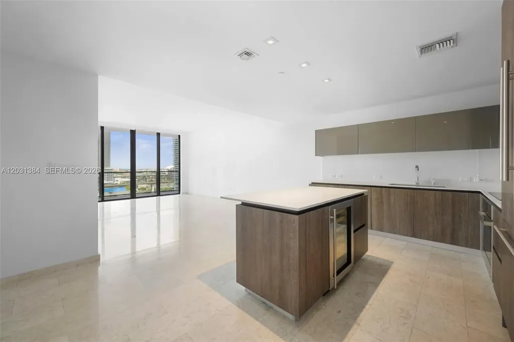 68 SE 6th Street Miami FL 33131