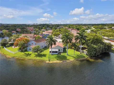 10627 NW 7th Street Pembroke Pines FL 33026