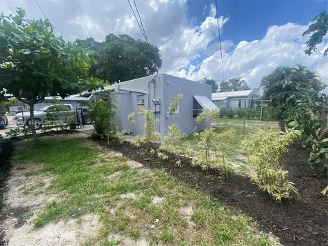 243 SW 14th Street Dania Beach FL 33004