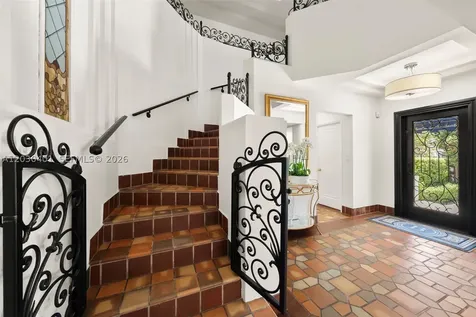 5860 Pine Tree Drive Miami Beach FL 33140