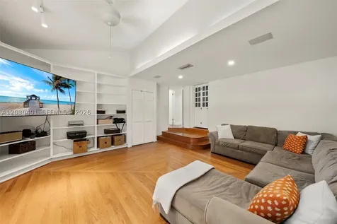 5860 Pine Tree Drive Miami Beach FL 33140