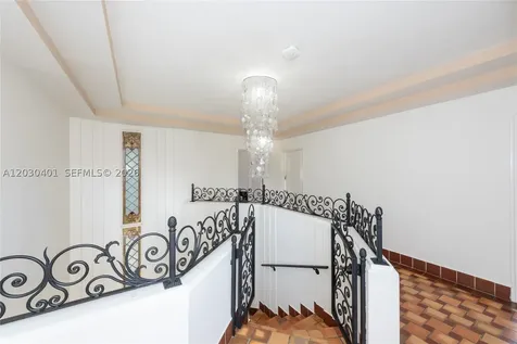 5860 Pine Tree Drive Miami Beach FL 33140