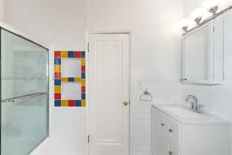 5860 Pine Tree Drive Miami Beach FL 33140