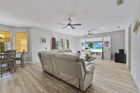1021 NW 185th Terrace Pembroke Pines FL 33029