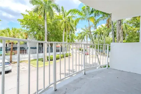 482 NW 165th St Road Miami FL 33169