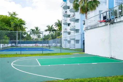 482 NW 165th St Road Miami FL 33169