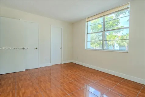 482 NW 165th St Road Miami FL 33169