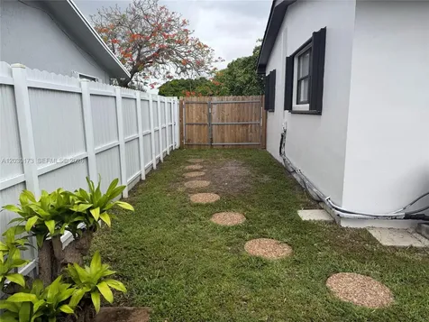 1047 SW 76th Avenue Miami FL 33144