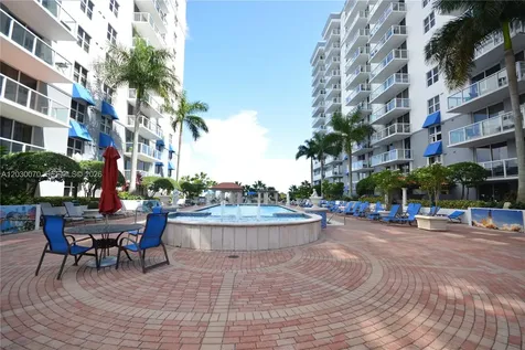 5085 NW 7th Street Miami FL 33126