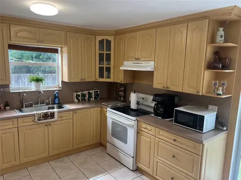 250 NE 160th Street Miami FL 33162
