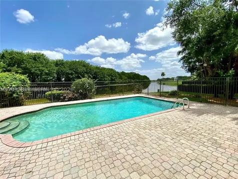 2694 Oakmont Weston FL 33332