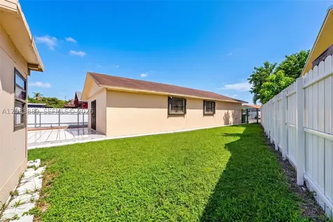 983 W 42nd Place Hialeah FL 33012