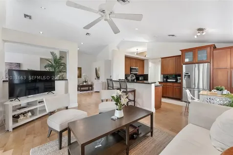 2013 Island Circle Weston FL 33326