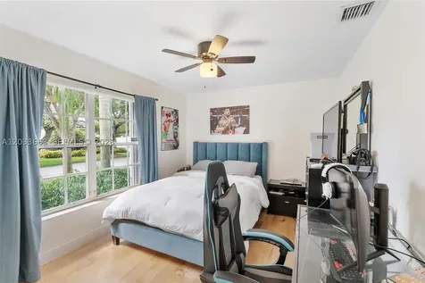 2013 Island Circle Weston FL 33326
