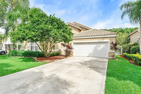 2013 Island Circle Weston FL 33326