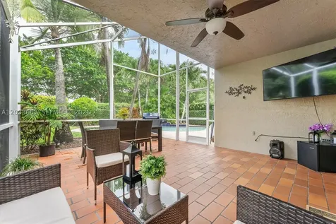 2013 Island Circle Weston FL 33326
