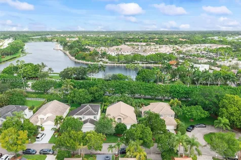 2013 Island Circle Weston FL 33326