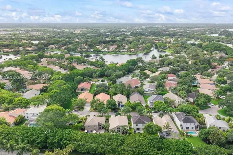 2013 Island Circle Weston FL 33326