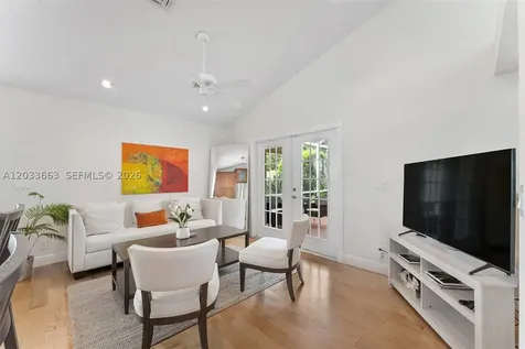 2013 Island Circle Weston FL 33326
