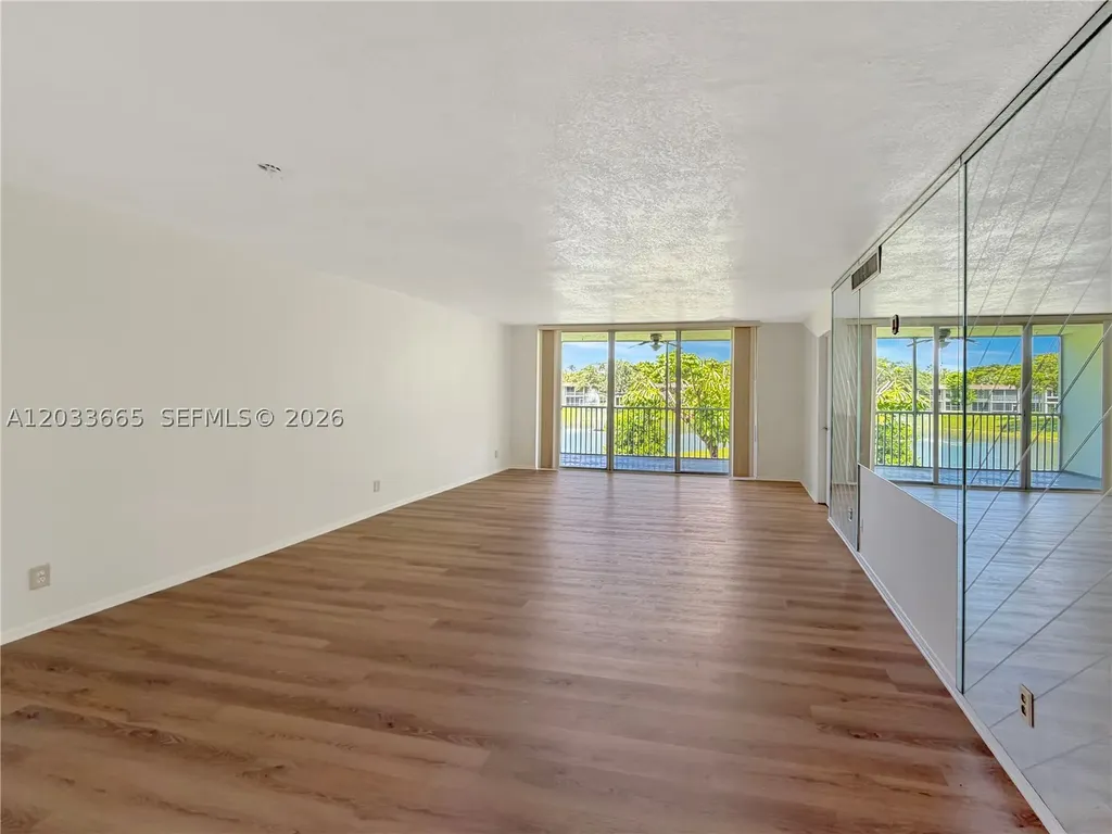 3641 Oaks Clubhouse Drive Pompano Beach FL 33069