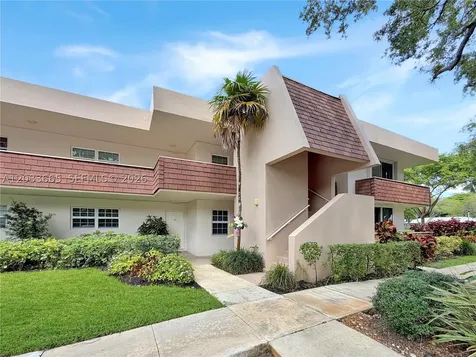 3641 Oaks Clubhouse Drive Pompano Beach FL 33069