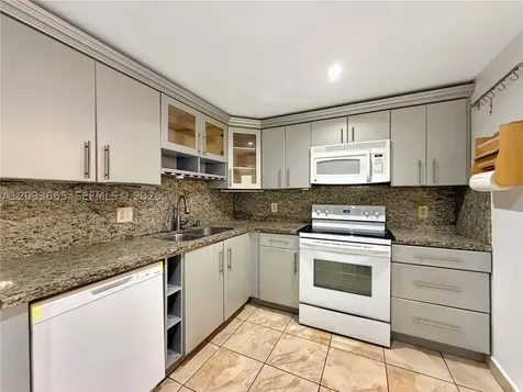 3641 Oaks Clubhouse Drive Pompano Beach FL 33069