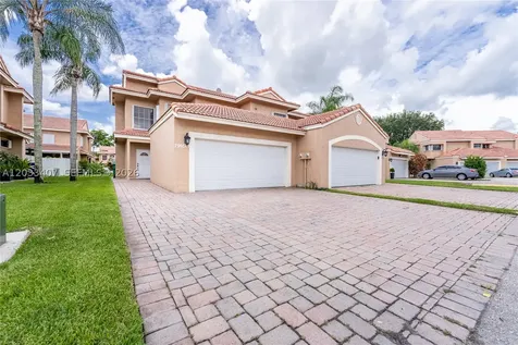 19160 NW 82nd Cir Court Hialeah FL 33015