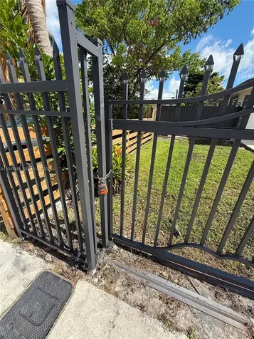 5609 SW 37th Street West Park FL 33023