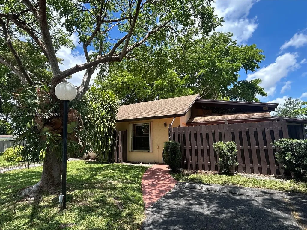 539 Briarwood Circle Hollywood FL 33024