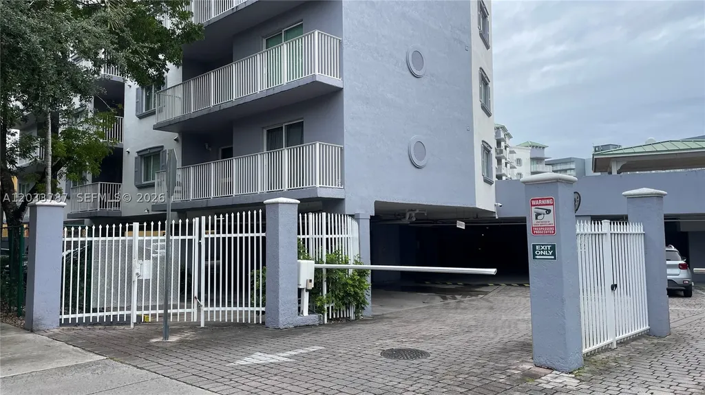 2475 NW 16th St Road Miami FL 33125