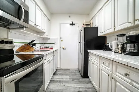 5225 Collins Avenue Miami Beach FL 33140