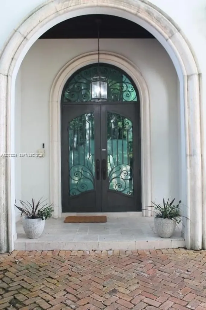2561 Trapp Avenue Miami FL 33133