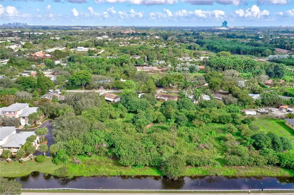 76 SW Avenue Davie FL 33314