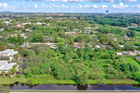76 SW Avenue Davie FL 33314
