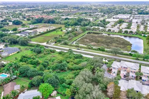 76 SW Avenue Davie FL 33314